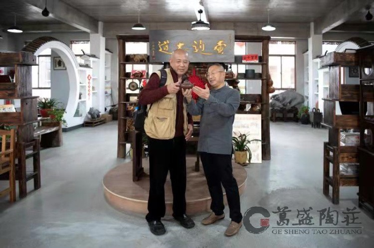 一把充满爱心的紫砂壶