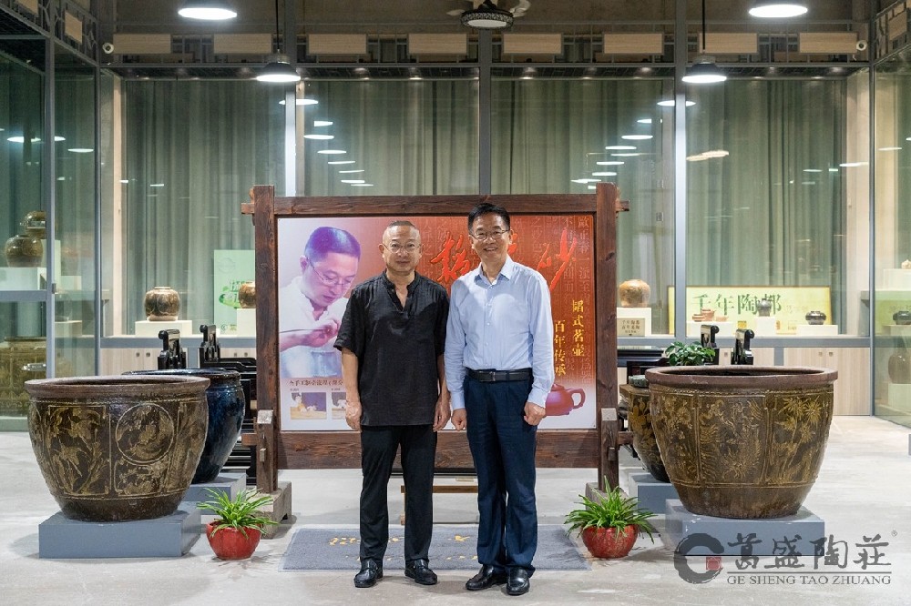 江苏文化馆原馆长非遗保护专家戴珩在葛盛陶庄具身性体验紫砂文化