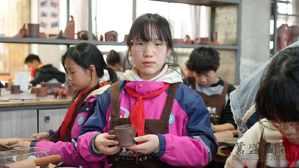 杨巷小学全体师生走进葛盛陶庄开展紫砂陶劳动实践